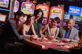 Trò chơi live casino với người chơi và dealer trực tiếp